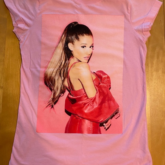 Tops - Ariana Grande T-shirt